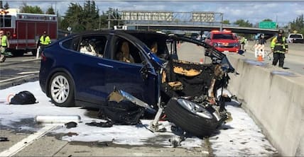 Das Videostandbild zeigt die Unfallszene nach einem tödlichen Unfall mit einem Tesla-Elektroauto auf dem Highway 101 bei Mountain View. Die einflussreichen Unfallermittler der US-Behörde NTSB wollen striktere Regeln für Fahrassistenzsysteme durchsetzen, weil sie Menschen am Steuer das Gefühl falscher Sicherheit geben können. 