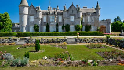 Blick auf den Garten und das Schloss Balmoral.