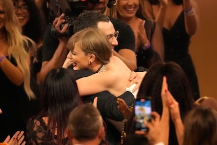 Jack Antonoff und Taylor Swift umarmen sich, nachdem sie bei den 66. Grammy-Awards für „Midnights“ den Preis für das Album des Jahres gewonnen haben. 