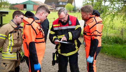 Auch ehrenamtliche Einsatzkräfte der Feuerwehr beteiligten sich an der Suche nach Arian (Aufnahme vom 26. April).