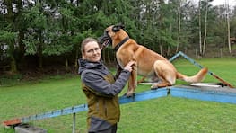 Christina Claßen, Vorsitzende des Hundesportvereins Schwerin, mit einem Hund