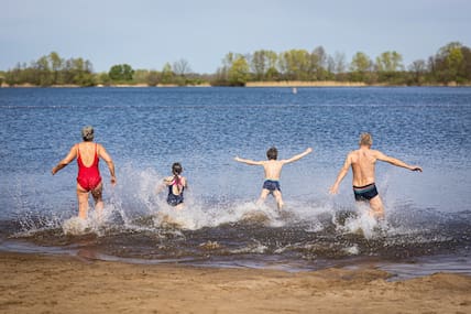 Baden gehen am 6. April: Eine Familie am Hufeisensee bei Hannover.