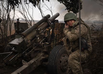 Ukraine, Awdijiwka: Ukrainische Soldaten der 71. Jägerbrigade feuern eine Haubitze M101 auf russische Stellungen an der Frontlinie ab. 