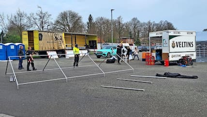 Am Freitagvormittag wird auf dem Busparkplatz neben der MuK eine Bühne aufgebaut. Hier findet am Freitag und Samstag eine Mahnwache des „Bündnis Mittelstand S-H“ statt.