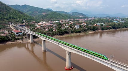 Ein Schnellzug aus China überquert den Mekong bei Luang Prabang.