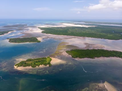 Luftbild auf die grünen Inselchen von Sansibar mit ihren weißen Stränden, darunter auch Pemba