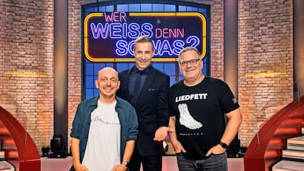 Er weiß sowas: Bernhard Hoëcker (li.) mit seinen Mitstreitern Moderator Kai Pflaume und Mitkandidat Elton in der Quizshow „Wer weiß denn sowas?“. Nach Kiel kommt Hoecker solo.