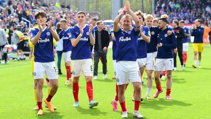 Holstein Kiel feiert lässt sich nach dem Sie gegen den VfL Osnabrück feiern.