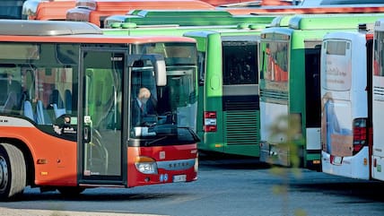 Fahrgäste können aufatmen: Die Busse in Schleswig-Holstein werden erstmal nicht mehr stillstehen.