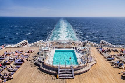 Queen Mary 2 mit Swimmingpool auf einem der Achterdecke.