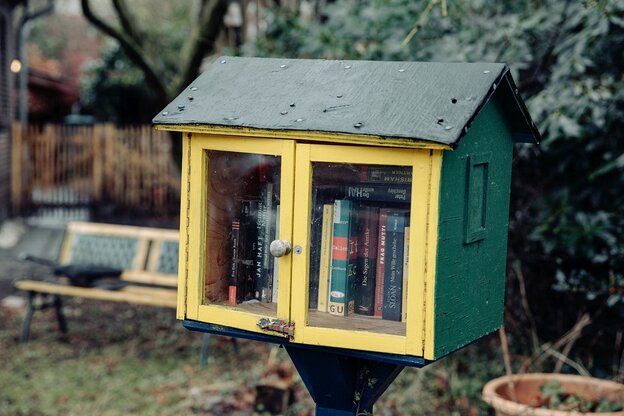 Ein kleines Häuschen mit Büchern