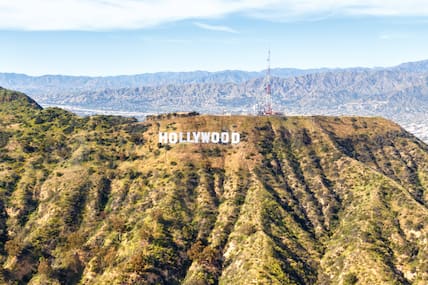 Das Hollywood Zeichen in Los Angeles mit Landschaft und Bergen.