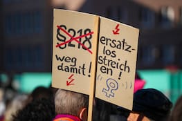 Demonstration zum Internationalen Frauentag am 8 März in Augsburg unter dem Motto: Antifaschistisch geht nur feministisch. Schild: Ersatzlose streichung § 218. Pragraph zum Schwangerschaftsabbruch