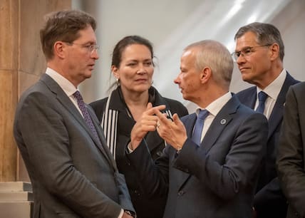 Markus Kamieth (2.v.r), designierter Vorstandsvorsitzender BASF, spricht mit Ole Källenius (l), Mercedes Vorstandsvorsitzender neben Karl Lambrecht, Carl Zeiss Vorstandsvorsitzender, und Magdalena Weiß, Executive Partner GMP, in der Großen Halle des Volkes.