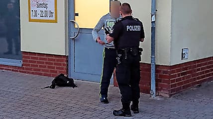 Mitarbeiter des Netto-Marktes in Toitenwinkel riefen am Sonnabend (6. April) die Beamten zur Hilfe, weil diese auf einen stark angetrunkenen Ladendieb aufmerksam wurden. Der 33-Jährige bezahlte an der Kasse ein Bier, hatte in seinem Rucksack aber zehn weitere Flaschen verstaut.