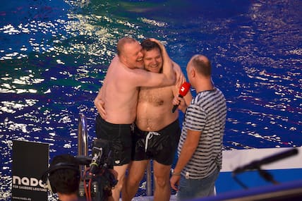 „Wir sind komplett unterschiedliche Typen": Stefan Raab und Elton (M.) in der Pro7-Show "TV total Turmspringen 2015" in der Olympiahalle. München mit Moderator Frank Buschmann.