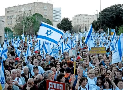 Netanjahus Gegner fordern Neuwahlen: Demonstration am Ostersonntag in Jerusalem. 