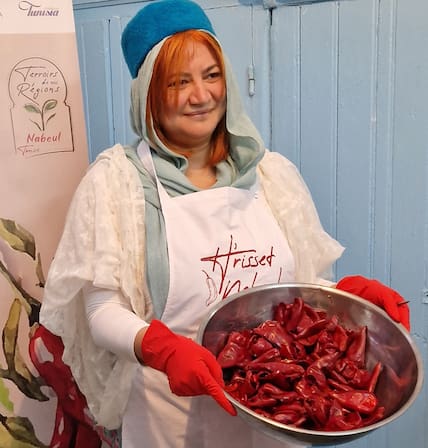 Hajer Lassoued stellt die ­Gewürzpaste Harissa her. Sie besteht unter anderem aus Knoblauch und reichlich Chili.