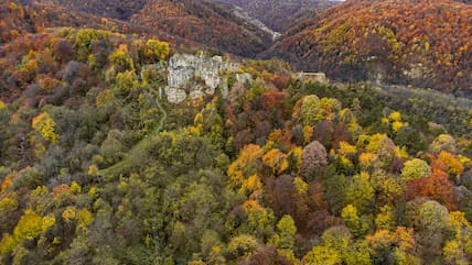 Die Überreste der Festungsanlage Ruzica, die auf 378 Metern über dem Geopark thront.