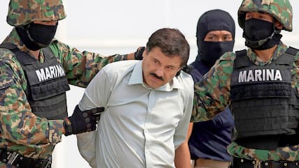 „El Chapo“ im Jahr 2014 bei einem Transfer durch mexikanische Marinesoldaten.