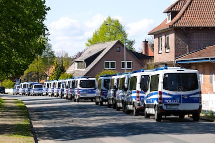 Zahlreiche Einsatzfahrzeuge stehen an einer Straße in Bremervörde.