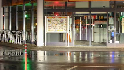 Ein vierjähriges Mädchen ist in einem Supermarkt in Baden-Württemberg mit einem Messer attackiert und schwer verletzt worden.