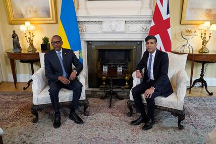 Trotz vieler Fragezeichen gibt es einen Deal: Ruandas Premier Paul Kagame (links) bei einem Treffen Anfang April mit dem britischen Premierminister Rishi Sunak in London. 