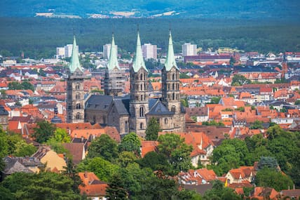 Weiter Blick über Bamberg und die Dächer der Stadt, mit den Türmen des Bamberger Doms im Mittelpunkt.