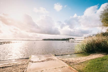 Blick auf einen Steg und eine Badestelle am Zwischenahner Meer in Niedersachsen.