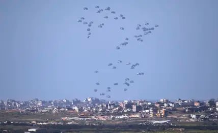 "Air Drop" im Norden Gazas: Weil eine Verständigung mit Israel über Hilfen für palästinensische Flüchtlinge auf dem Landweg nicht klappte, liefert die US Air Force seit Mitte März Care-Pakete an Fallschirmen. 