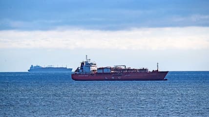 Der LNG-Shuttle-Tanker „Coral Favia“ liegt vor der Hafenstadt Sassnitz vor Anker. Im Hintergrund liegt der LNG-Tanker „Seapeak Hispania“. Die Betreiber des bisherigen Terminals für Flüssigerdgas in Lubmin bereiten die Verlagerung an die Küste der Insel Rügen vor. 