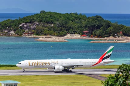 Eine Boeing 777-300ER der Emirates mit dem Kennzeichen A6-EGV auf dem Flughafen Mahe (SEZ) auf den Seychellen.