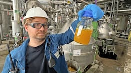 Bei Viterra in Rostock wird Bio-Diesel produziert. Das Unternehmen will künftig auch synthetische Kraftstoffe aus Raps und Wasserstoff herstellen. Daniel Sakalla kontrolliert den Bio-Diesel in der Produktion.