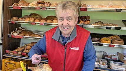 Heidrun Paruszewski fährt mit dem fahrenden Bäckerwagen der Bäckerei Freytag durch Nordwestmecklenburg. Dienstag bis Freitag ist der Wagen in den Dörfern unterwegs.