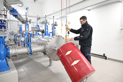 Remo Schnyder, Brunnenmeister bei Regio Energie Amriswil (REA), zeigt im Seewasserwerk Kesswil in der Schweiz wie ein Molche in das Rohrleitungssystem zur Bekämpfung gegen die invasive Quagga-Muschel eingesetzt wird.