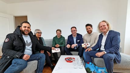 Haben sich zum Klönschnack im Wohnzimmer getroffen: (v.l.) Ghassan Abu Odeh, Uni-Präsidentin Prof. Gabriele Gillessen-Kaesbach, Florian Marwitz vom Uni-Asta, Bürgermeister Jan Lindenau (SPD), Osama Alhamada sowie Dr. Matthias Rasch, Trave-Geschäftsführer.