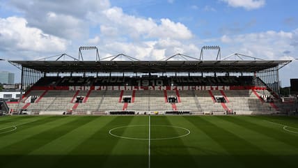 Das leere Fuballstadion Millerntor in Hamburg: Laut einem Aprilscherz des FC St. Pauli muss hier zukünftig gegendert werden.