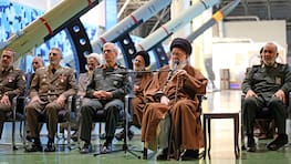 Schon jetzt verfügt der Iran über nuklear­waffen­fähige Raketen: Der Oberste Führer Ayatollah Ali Chamenei (vorne) bei einer Waffen­ausstellung der Iranischen Revolutions­garden.