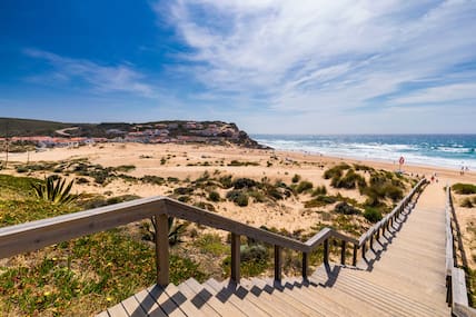 Der Strand und die verschlafene Siedlung von Monte Clérigo laden zum Entspannen und Träumen an.