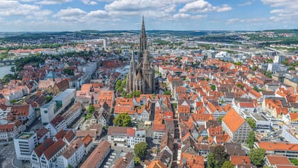 Blick von oben auf eine Großstadt mit riesiger Kirche in der Mitte.