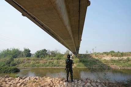 Ein thailändischer Soldat steht am Moei-Fluss auf thailändischer Seite unter der 2. thailändisch-myanmarischen Freundschaftsbrücke in Mae Sot in der thailändischen Provinz Tak. Der thailändische Außenminister sagte zuletzt, er habe die Militärbehörden Myanmars aufgefordert, nicht gewaltsam auf den Verlust einer wichtigen Grenzhandelsstadt durch die Armee des Landes an die Gegner zu reagieren. 