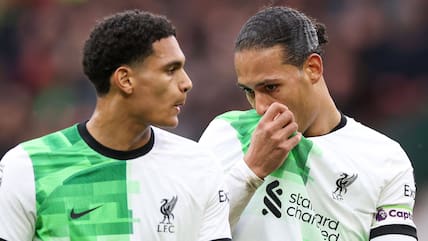 Der FC Liverpool um Jarell Quansah (links) und Virgil van Dijk hat die Tabellenführung der Premier League verloren.