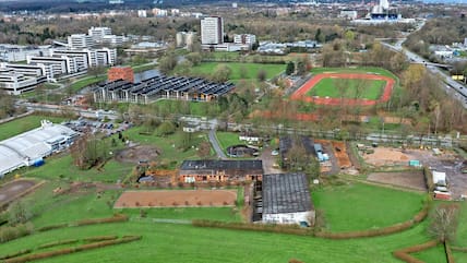 Zwischen Olshausenstraße und Leichtathletik-Stadion der Kieler CAU sollte eine gemeinsame Trainingshalle für Beachvolleyballer und Leichtathleten entstehen. Doch das Projekt ist gestorben, jetzt verankerte das Land im Haushalt Gelder für jeweils drei dezentrale Projekte beider Verbände. Die Beachvolleyballer ziehen auf das Kieler Nordmarksportfeld. 