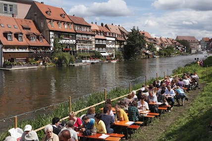 Blick auf Klein-Venedig und die Regnitz während der Sandkerwa im Sandviertel in Bamberg.