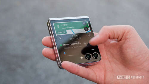 Samsung Galaxy Z Flip 5 google maps layout