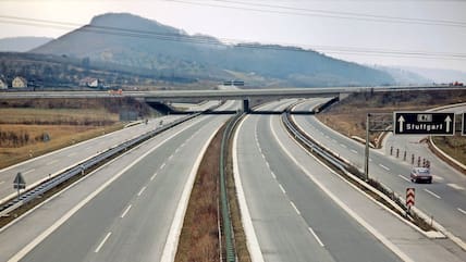 Sonntägliche Fahrverbote erlebte die Bundesrepublik schon im Jahr 1973. Unser Archivfoto zeigt die leere Autobahn Heilbronn–Stuttgart bei Weinsberg am 9.12.1973, dem dritten Fahrverbotssonntag des Jahres. War damals die anhaltende Ölkrise der Anlass, so droht Bundesverkehrsminister Volker Wissing nun mit Fahrverboten, damit die Klimaschutzziele eingehalten werden können.