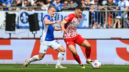 Maximilian Eggestein (rechts) und der SC Freiburg sind in Darmstadt gefordert.