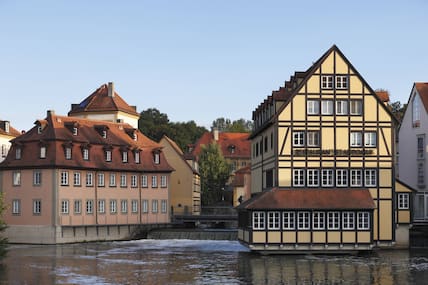 Blick von der Bischofsmühlbrücke in Bamberg auf den Fluss und das "Hotel Nepomuk".