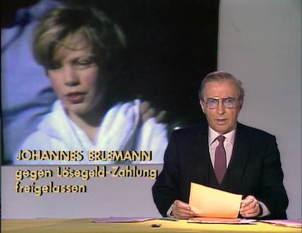 Johannes Erlemann gab 1981, direkt nach der Freilassung, ein Interview in der „Tagesschau“ – im weißen Bademantel. Denn Polizisten hatten ihn vorher, angeblich um Spuren zu sichern, komplett nackt ausgezogen.