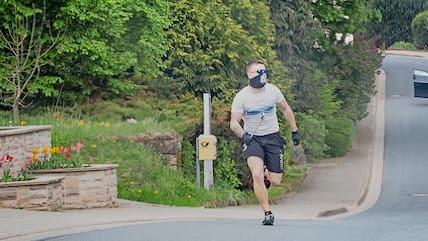 Jagdszenen in Fretterode: Neonazi Gianluca B. beim Angriff auf Journalisten.